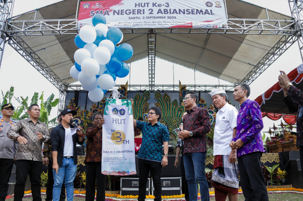 Bupati Giri Prasta Hadir di HUT Ke-3 SMAN 2 Abiansemal